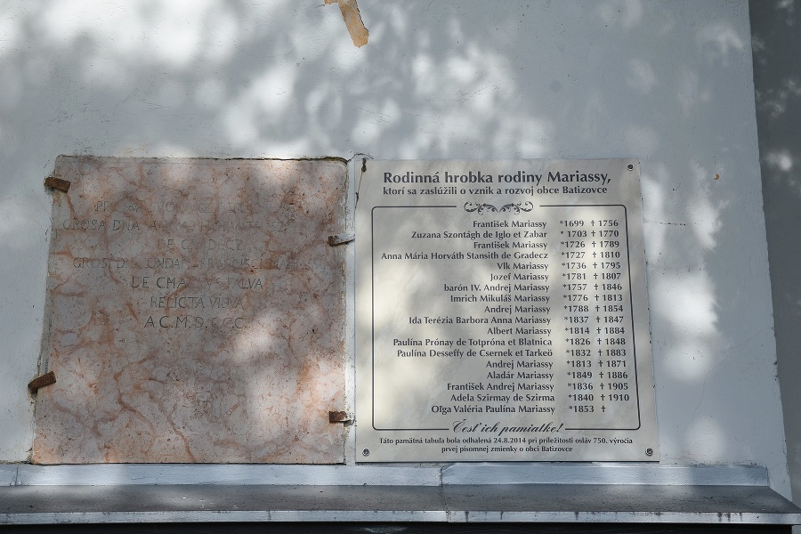 Pamätná tabuľa nad hrobkou rodu Máriássyovcov na cintoríne v Batizovciach