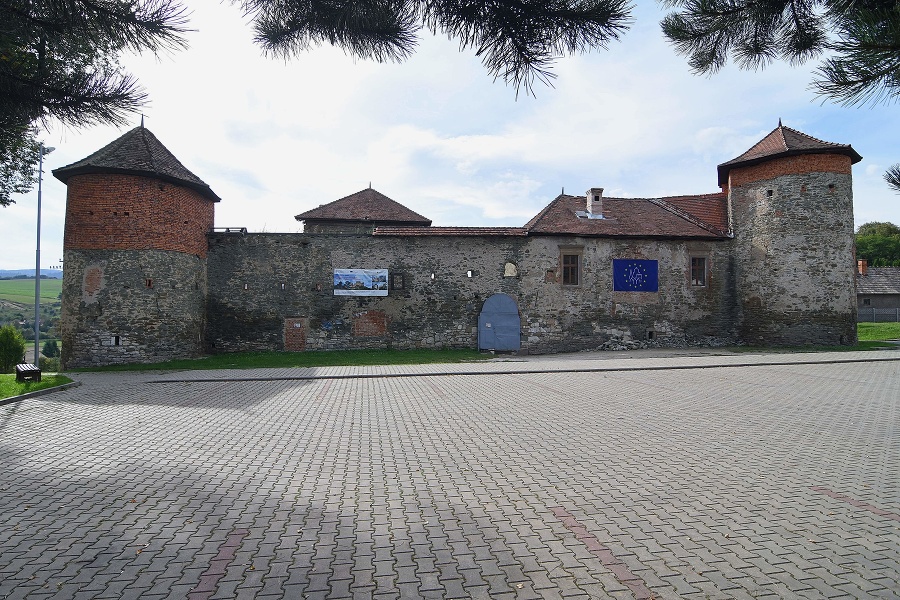 Hrad z 15. storočia, ktorý vlastnil rod Máriássyovcov v Markušovciach