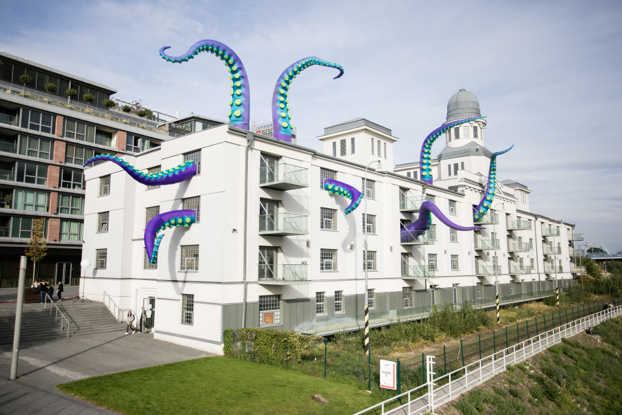 Obrovská chobotnica na Sklade č. 7 pri Dunaji, ktorej autormi sú britskí dizajnéri Filthy Luker a Pedro Estrellas