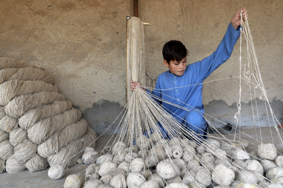 Najskôr treba pripraviť priadzu, napríklad ako v tejto dielni v afganskom Kábule. © TASR/AP