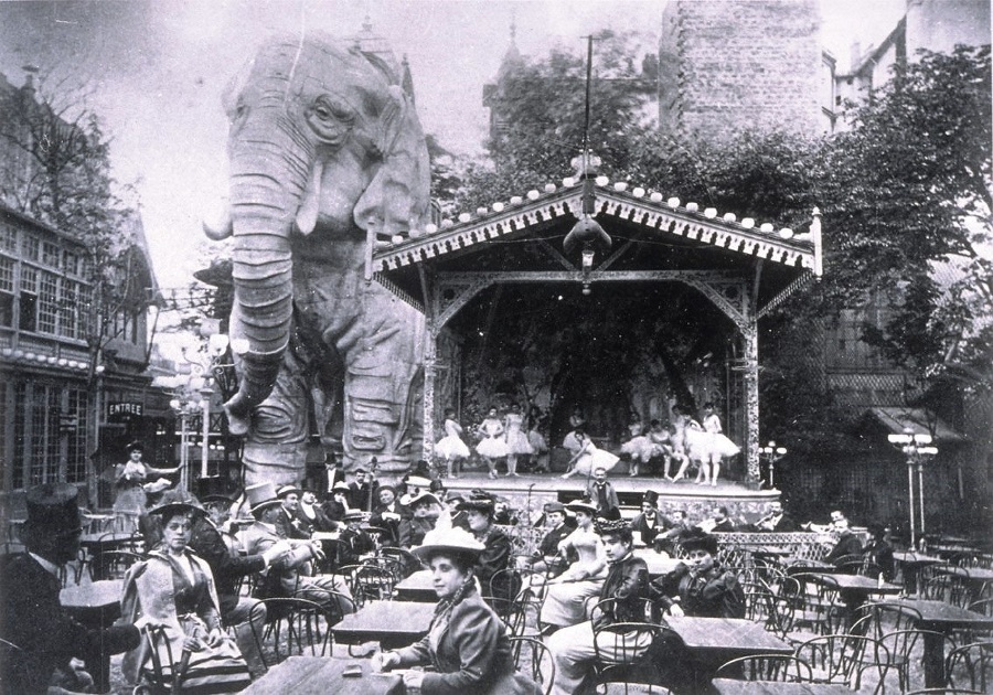 Záhrada s obrovským slonom