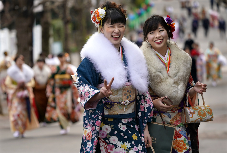 Mladé japonské dievčatá v tradičných kimonách