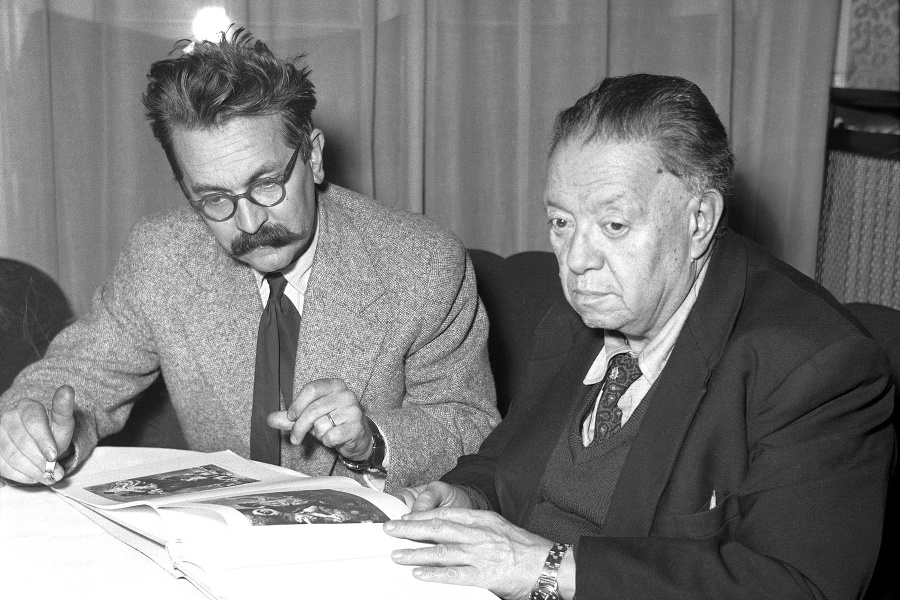 Na archívnej snímke z 24. februára 1956 Vincent Hložník v rozhovore so slávnym mexickým maliarom Diegom Riverom počas jeho návštevy v Bratislave