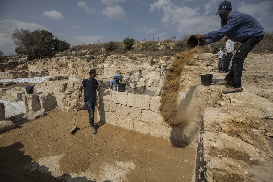 Pracovníci Izraelského úradu pre pamiatky (IAA) sypú piesok v byzantskom chráme zo 6. storočia v izraelskom meste Bejt Šemeš.