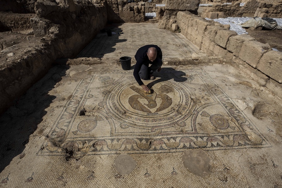 Šmulik Freireich z Izraelského úradu pre pamiatky (IAA) ukazuje mozaiku znázorňujúcu orla.