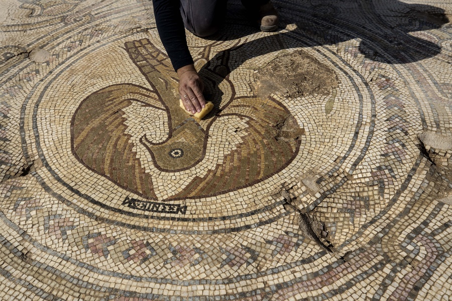 Detail mozaiky zobrazujúcej orla
