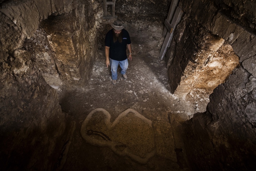 Izraelský archeológ Binjamin Storchan z Izraelského úradu pre pamiatky (IAA) ukazuje kryptu v byzantskom chráme zo 6. storočia.