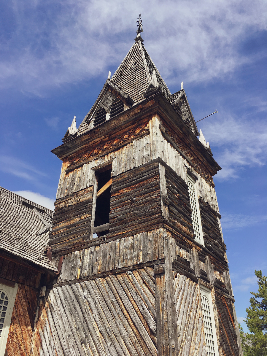 Veža viktoriánskeho dreveného kostola, postaveného v ére zlatej horúčky v Bennette. Jediná stavba, ktorá v tomto meste duchov stále ešte stojí.