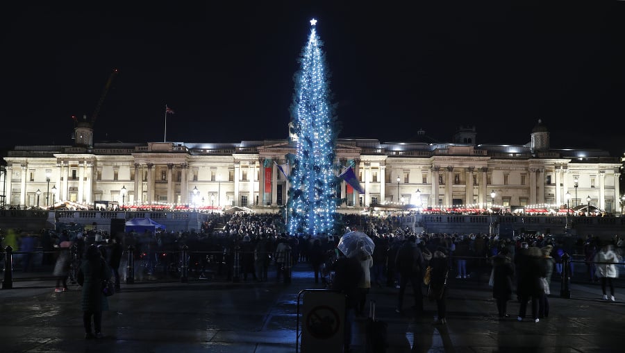 Svetlá rozsvieteného vianočného stromu