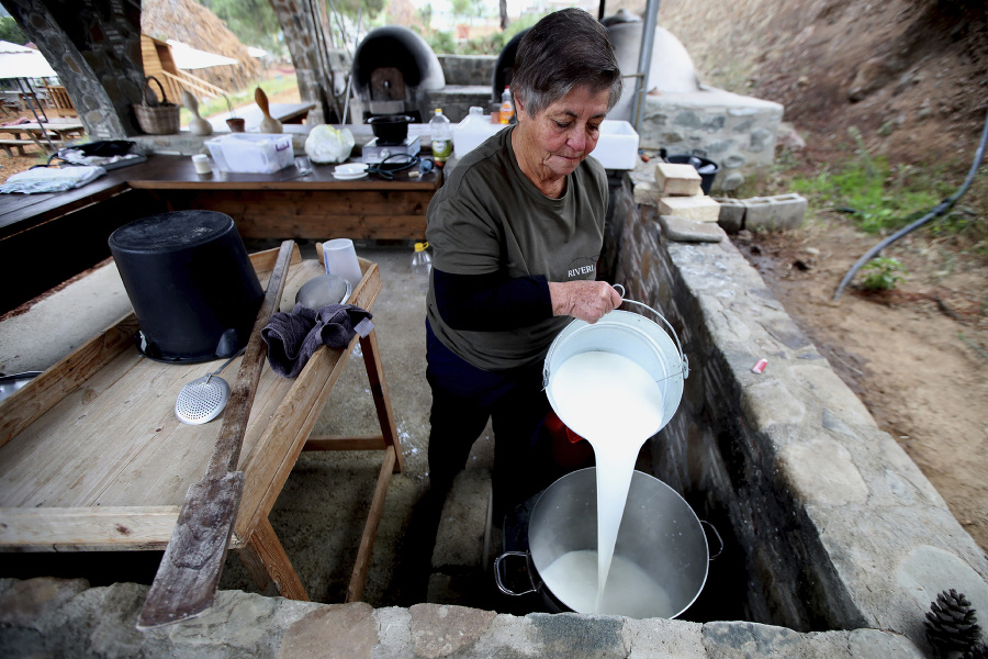 Sedemdesiattriročná Aphrodite Philippová prelieva mlieko do nádoby.