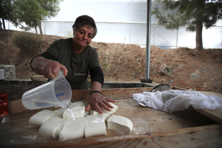 Sedemdesiattriročná Aphrodite Philippová počas výroby tradičného cyperského polotvrdého slaného syra halloumi na farme v obci Kampia neďaleko Nikózie.
