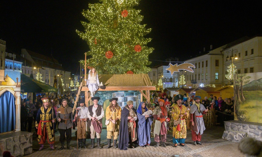 Na snímke predstavenie Živý Betlehem - Večný príbeh o narodení Ježiška v podaní skupiny historického šermu Spoločnosť veselých šermiarov Cassanova, ktoré bolo súčasťou programu Banskobystrických Vianoc na Námestí SNP.
