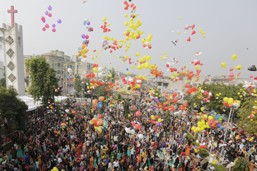 Indickí kresťania vypúšťajú balóny na oslavu nového roka v meste Ahmadabad.