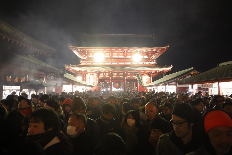 Oslavy pred tokijským chrámom Sensoji