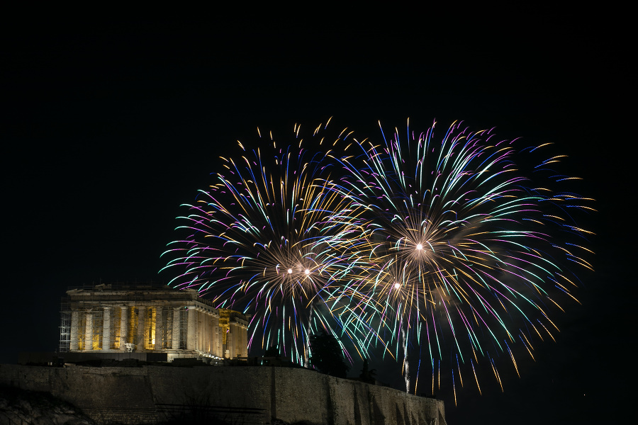 Ohňostroj  počas novoročných osláv nad starovekým chrámom Parthenón na aténskej Akropole