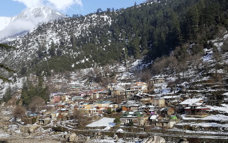 Sneh pokrýva svahy Athmuqamu v údolí Neelum, Pakistanom kontrolovanej časti Kašmíru.