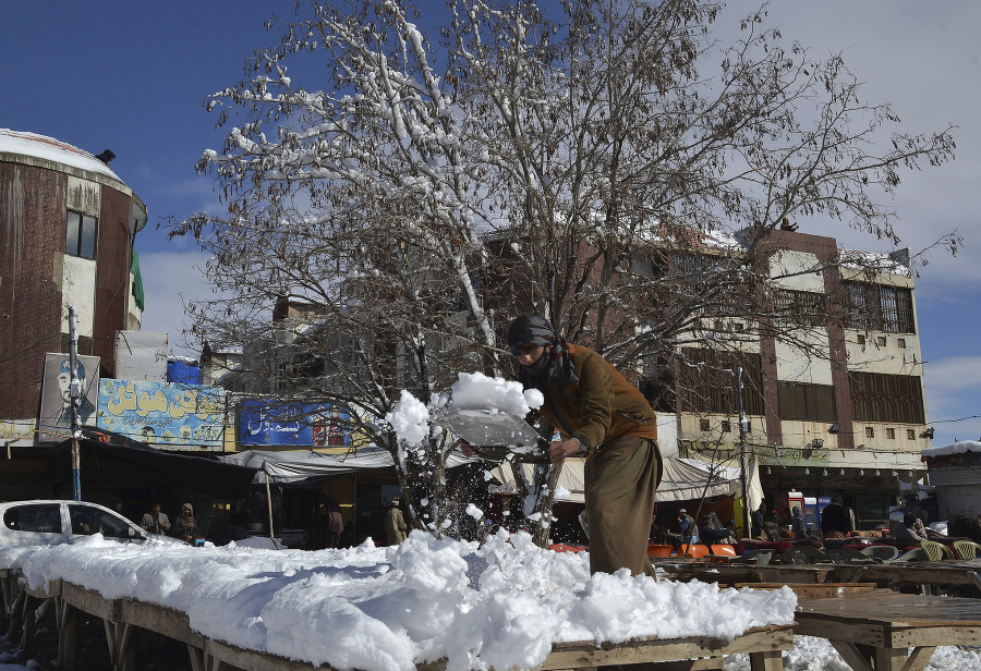 Predavač odhŕňa sneh pred svojim obchodom v balúčistanskej Kvéte.