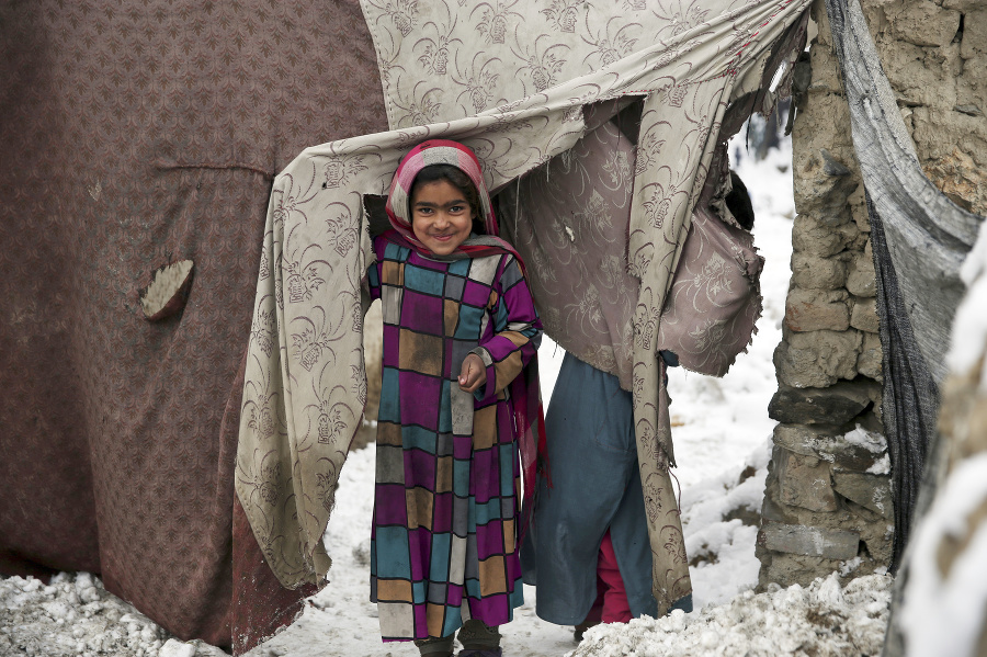 Malá afganská utečenkyňa v tábore na predmestí Kábulu