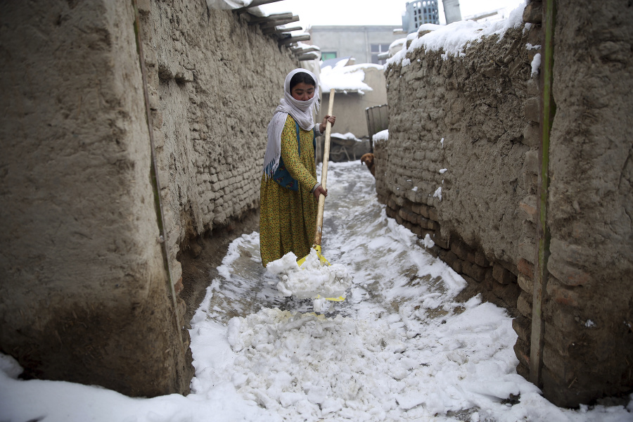 Mladá Afgánka čistí chodník na predmestí Kábulu.