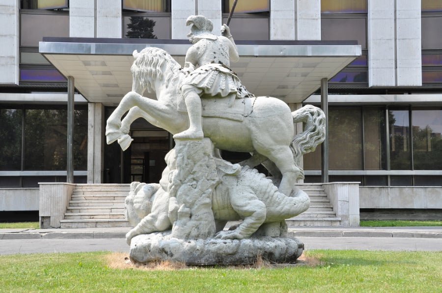 Replika sochy Juraja zápasiaceho s drakom pred  vchodom do novej budovy. © Úrad vlády SR