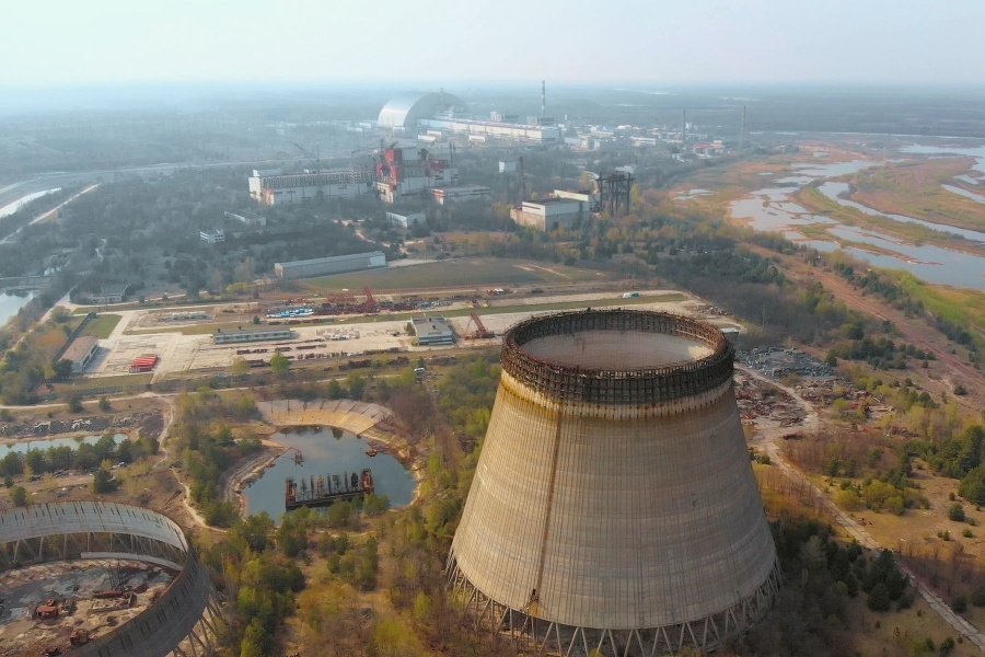 Pohľad na zničenú elektráreň Černobyľ, ktorej výbuch stál za najničivejšou jadrovou haváriou v histórii.