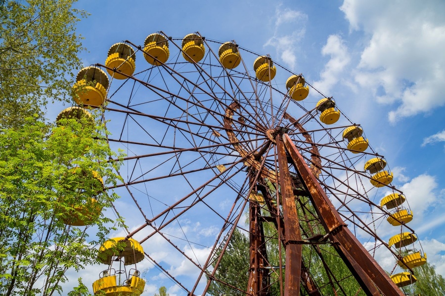 Jedným zo symbolov černobyľskej havárie je i neotvorený lunapark. Nájdete tu ruské koleso, autodróm, hojdačky a ďalšie kolotoče, ktoré nenávratne poznamenal najskôr výbuch a potom zub času.
