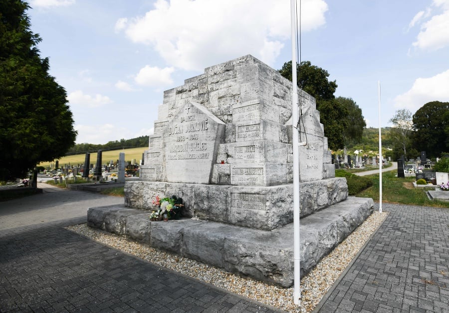Dejinný pamätník, miesto posledného odpočinku Dušana Samuela Jurkoviča v Brezovej pod Bradlom. © SITA / Martin Medňanský