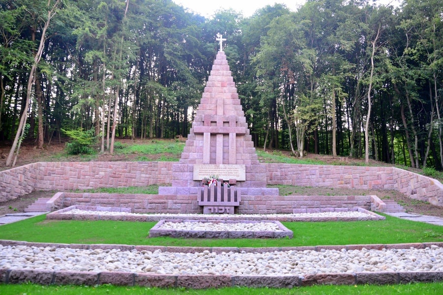 Pamätník obetiam fašizmu na mieste masových popráv počas 2. svetovej vojny v Kremničke. © SITA / Jakub Julény