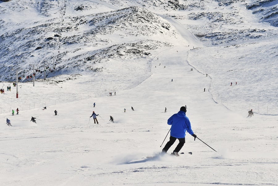 Neuveriteľná tlačenica na lyžovačke: