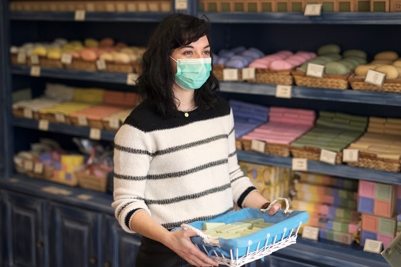 Melanie Dinotová s ochranným rúškom pózuje s mydlami v predajni Savonnerie Marseillaise de la Licorne.