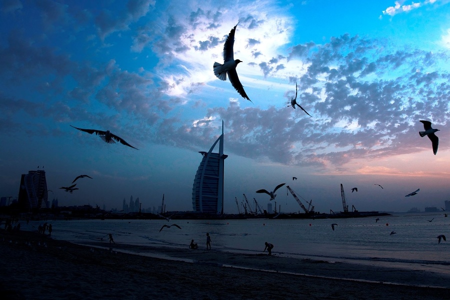 Pláž neďaleko hotela Burdž al-Arab, ktorý patrí k dominantám Dubaja