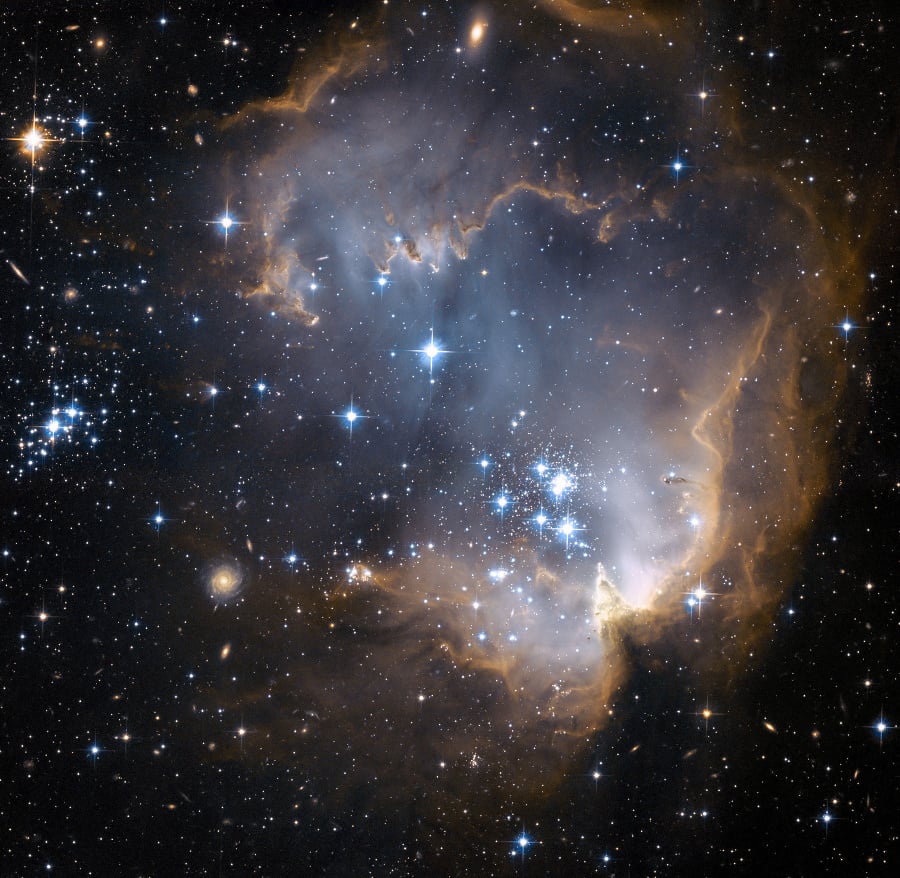 Jasnomodré novovzniknuté hviezdy v oblasti známej ako N90