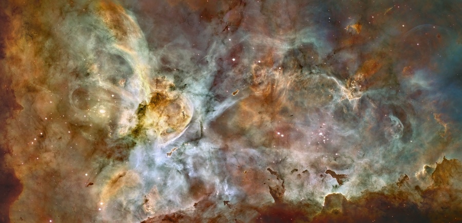 Zrod a zánik hviezd v hmlovine NGC 3372 (Carina Nebula) vzdialenej približne 7500 kilometrov od Zeme. Hmlovina obsahuje minimálne tucet jasných hviezd, ktoré sú 50- až 100-násobne väčšie ako naše Slnko.