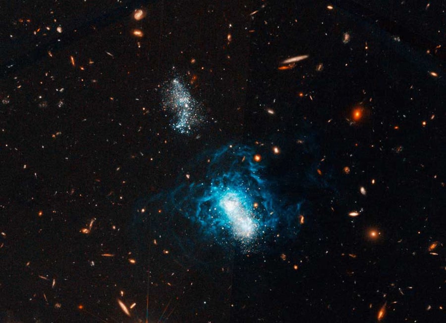 Galaxia I Zwicky 18, ktorú najskôr vedci považovali za výrazne mladšiu, neskôr však zistili, že zrejme vznikla v rovnakom období ako väčšina ostatných galaxií.