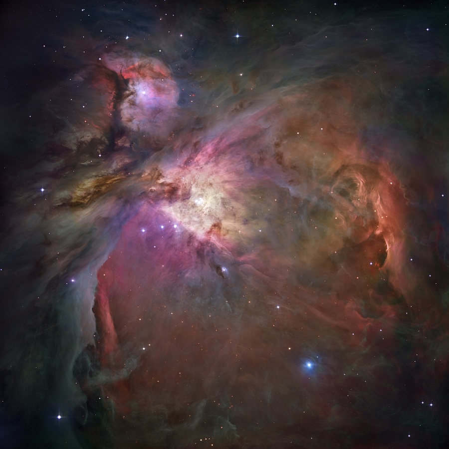 Pohľad do kaverny zvíreného vesmírneho prachu a plynu, v ktorej sa rodia tisícky hviezd. V hmlovine Orion je približne 3000 hviezd s rôznou veľkosťou a niektoré boli spozorované po prvýkrát. Jasná centrálna oblasť je domovom štyroch najjasnejších hviezd hmloviny. V ľavom hornom rohu je jasná oblasť tvarovaná obrovskou mladou hviezdou M43. Hmlovina je od Zeme vzdialená 1500 svetelných rokov a je najbližším miestom vo vesmíre, kde sa tvoria hviezdy.