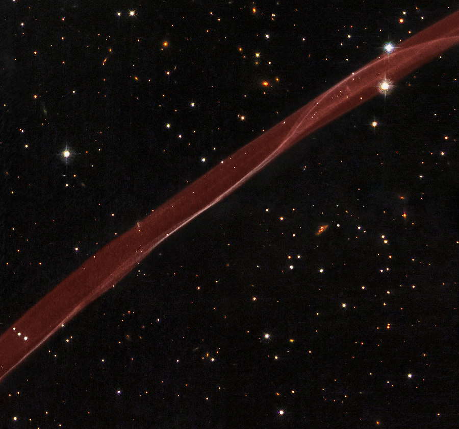 Pozostatok supernovy, teda hviezdnej explózie, ktorý vyzerá ako červená stuha