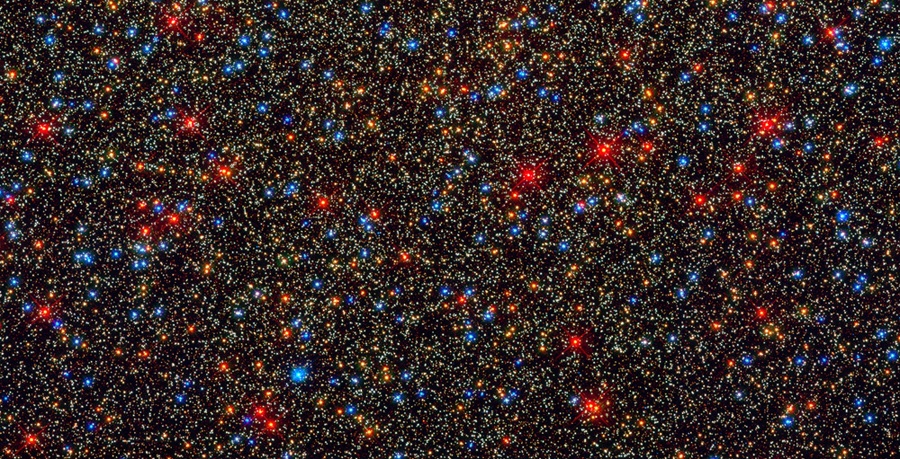 Panoramatický pohľad na asi 100.000 farebných hviezd v centre obrovského zhluku hviezd v Omega Centauri
