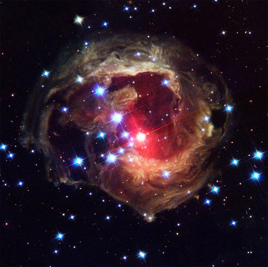 Hviezda V838 Monocerotis vzdialená od nás okolo 20 000 svetelných rokov na okraji Mliečnej cesty.