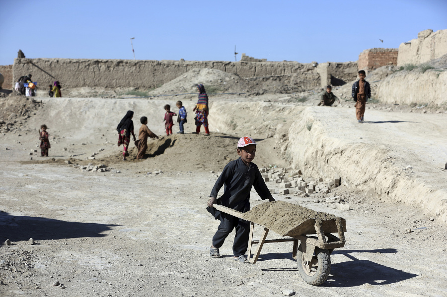 Deti pri práci v kábulskej tehlárni
