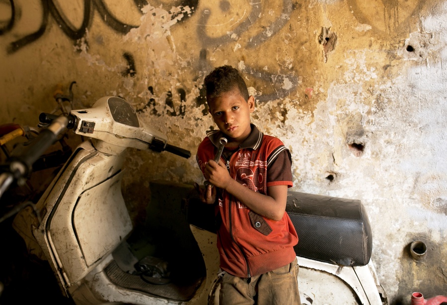 9-ročný Mostafa, ktorý pracuje v opravovni motoriek v Káhire