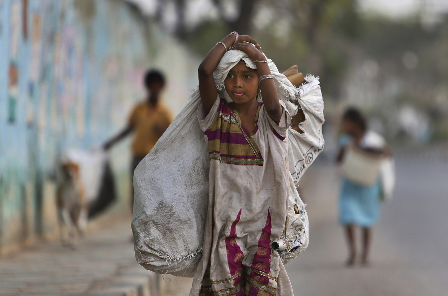 Indické dievčatko, ktoré sa živí zberom odpadkov v meste Hajdarabáde.