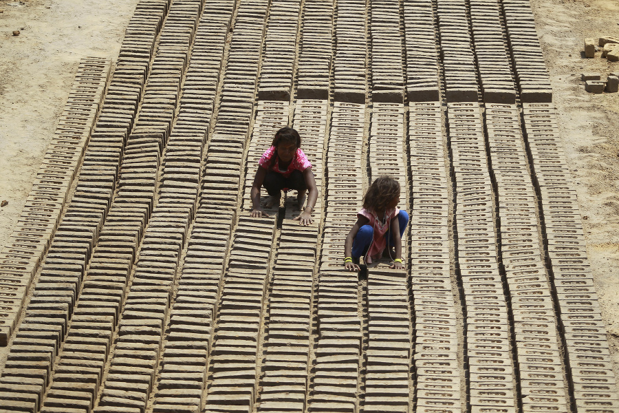 Deti pracujúce v tehlárni na okraji Džammú.
