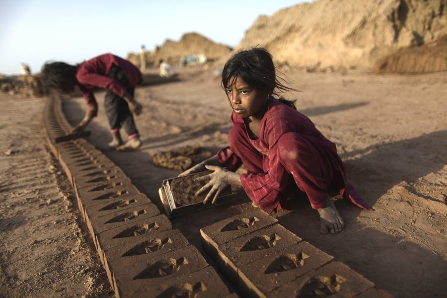 Deti pracujú v tehelni  v pakistanskom Islamabáde.