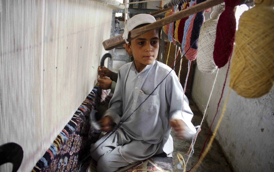 Pakistanské dieťa tká koberec v meste Čaman, ktoré sa nachádza na pakistansko-afgánskej hranici.