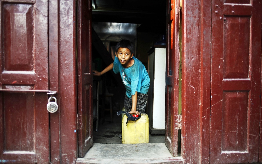 Chlapec pracuje v čajovni v Káthmandu.