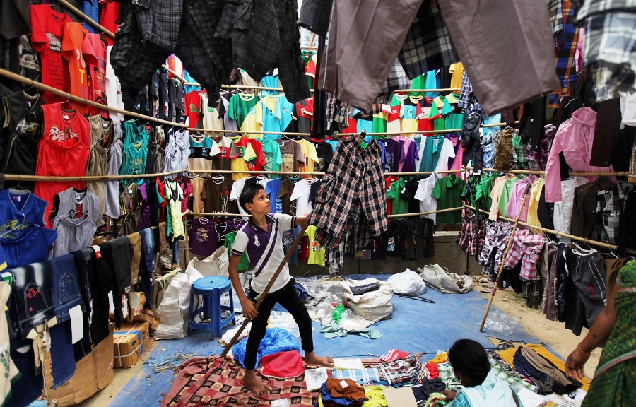 Chlapec predáva oblečenie v meste Naí Dillí.