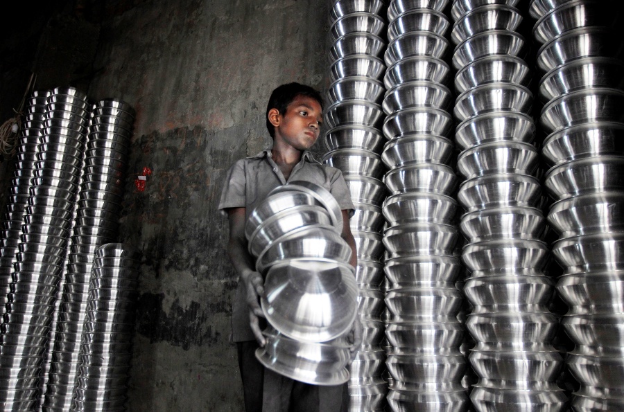 Chlapec pracuje v závode na spracovanie kovov v Dháke.