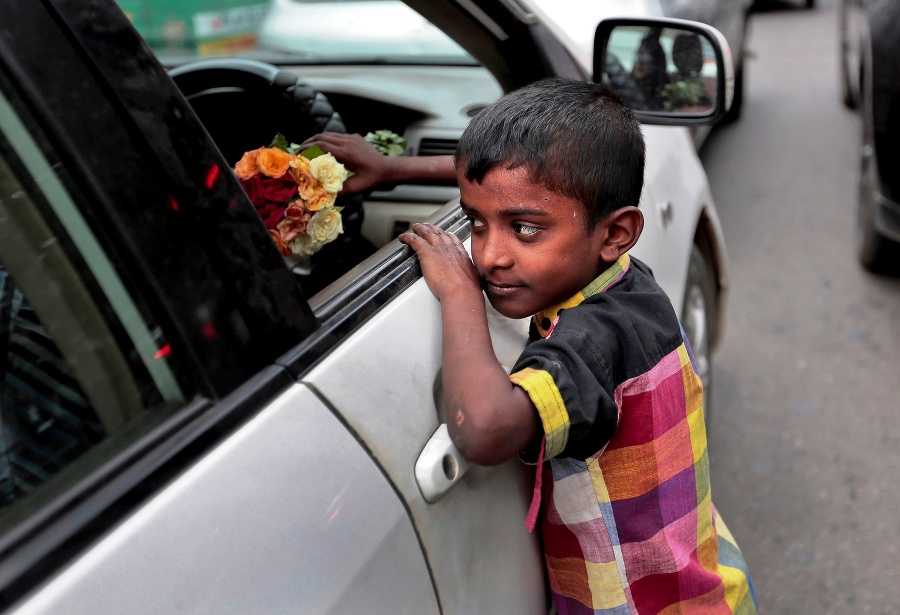 7-ročný Touhid predáva kvety pri ceste v Dháke.