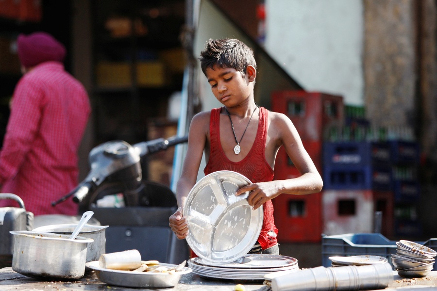 Chlapec umýva riad v jednej z reštaurácií v Džammú.