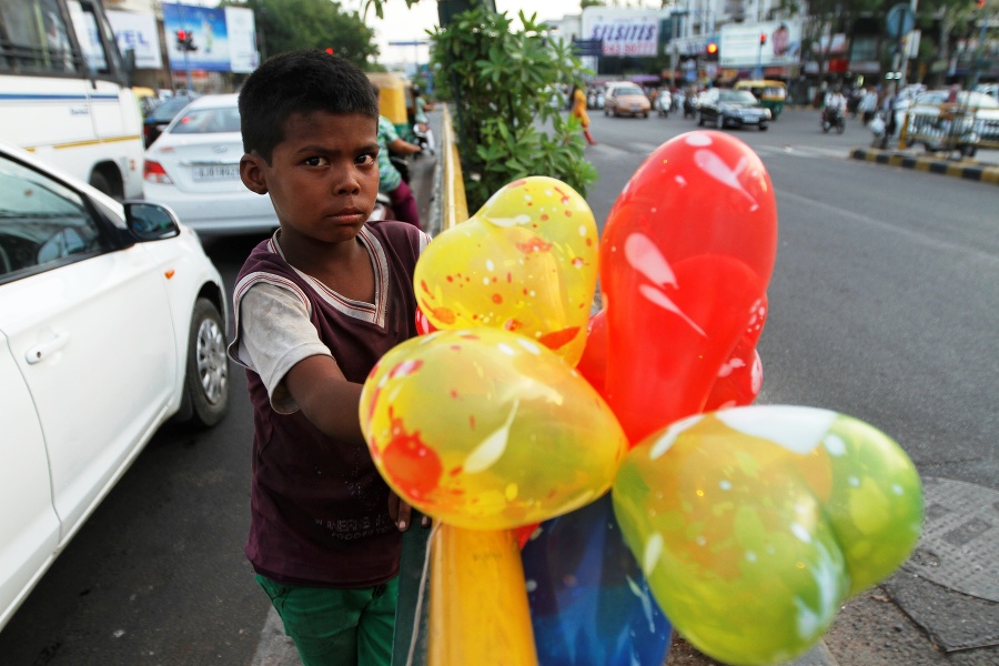 Malý Naresh predáva balóny na križovatke v Ahmadabáde.